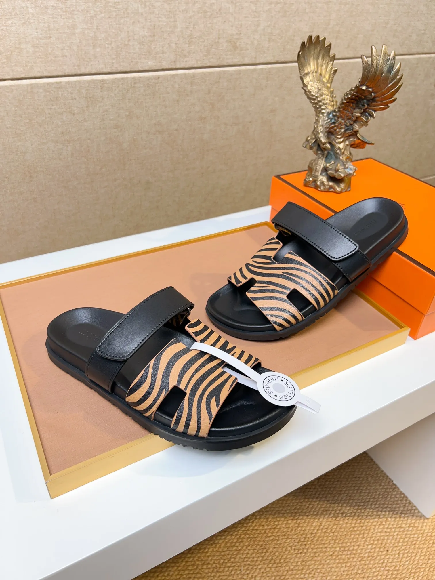 Men's clothing and shoes 💰340 💅💅💅 new arrival. Hermes Hermes official website latest counter synchronized new oran color leather H slippers, the original Paris version flew back to the original model and opened the mold to make it perfectly🍌The highest quality Sincerity, you can enter and leave the counter at will [Deyi] The upper is made of original customized  colored palm prints, crocodile print, ostrich print, colored cow leather, colored cow suede, 🤔 horse hair, 🥳 colored diamonds, 🥰 3D printing, and other genuine leather slippers, imported cow pattern foot pad lining, Italian  latest original genuine leather combination outsole Code number: 38-48 (customized at 46.47.48) Can be made into picture combination sole with genuine leather pattern and ordinary molded outsole